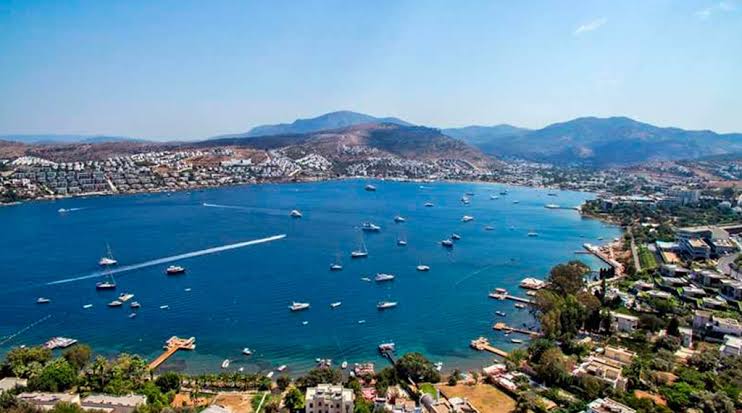 BODRUM DA DENİZE SIFIR VİLLA ARSASI