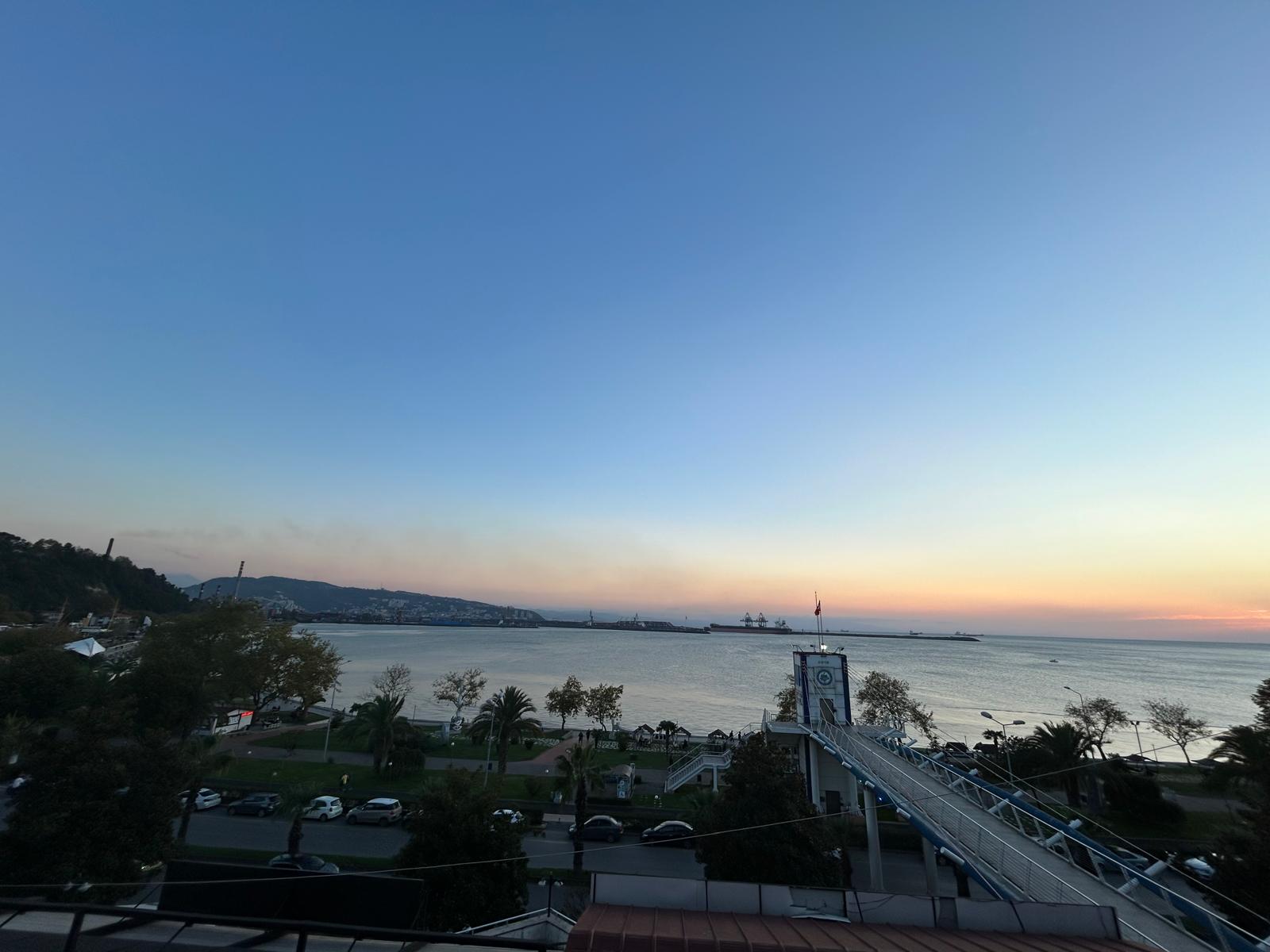 PANORAMİK DENİZ MANZARALI SAHİLDE KİRALIK 2+1 DAİRE